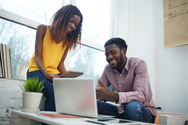 Empresários afro-americanos com laptop — Fotografia de Stock