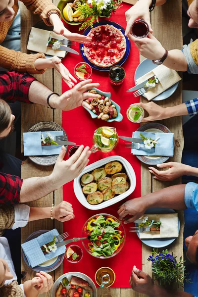 Friends having dinner together — Stockfoto