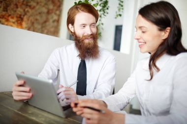 Mutlu tasarımcıları veya tartışma online veri toplantıda analistler