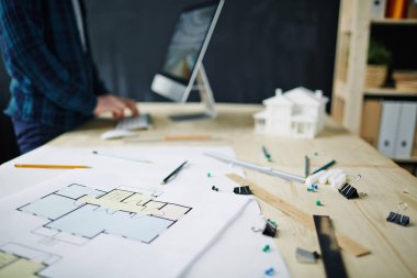 Tasarımcılar çalışma alanı'nın closeup çekim: Resepsiyon ile kat planları, hortum modeli, sarf malzemeleri ve modern bilgisayar istimal o tanınmayan adam