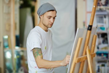Sanat-sınıf sırasında çizim Sanat Okulu öğrencisi konsantre