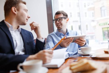 Mutlu genç adam satış dsicussion sırasında onun meslektaşı arıyorum