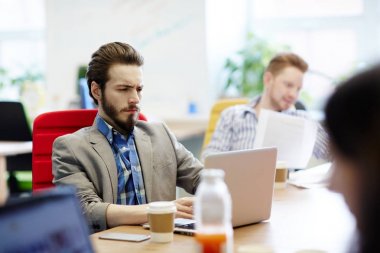 Genç işadamı işyeri tarafından net tarama