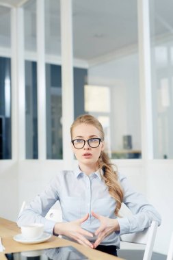 Genç uzman çalışma alanı tarafından bir şeyler açıklamaya