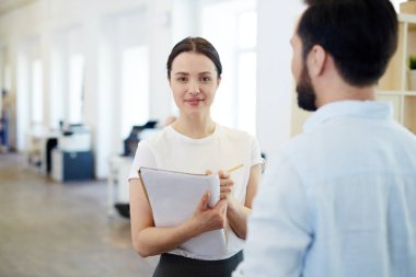 Genç ve güzel Yöneticisi veya notlar tarafından meslektaşı ile Sekreter