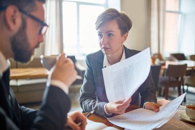 Onun iş arkadaşı gösterilen iş Aracısı yeni sözleşme