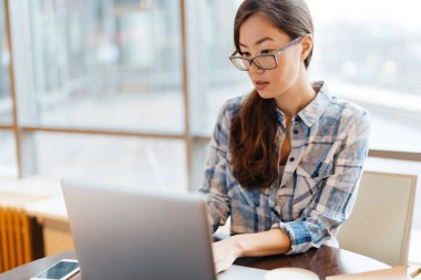 Ofiste oturan ve çevrimiçi çalışıyorsanız bir genç yaş