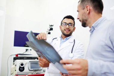Tartışma onların laboratuvarda röntgen görüntüleri ile iki klinisyenler