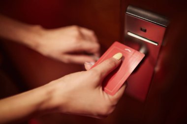 Gezgin tarafından plastik keycard otel Oda kapı açma