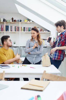 Modern öğrenci veya tasarımcıları tatilinde konuşmaya içecekler