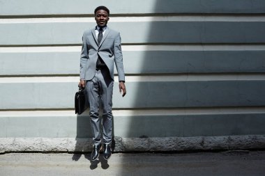 Adam arka plan duvar üzerinde atlama