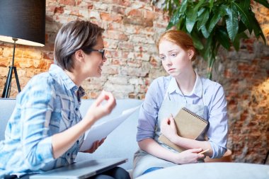 Restoran veya onun bağımlı olan iş günü sonra konuşmaya Kafe sahibi