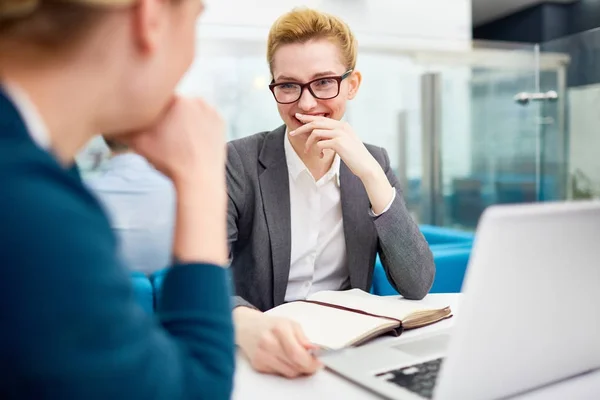 Skrattande Affärskvinna Talar Med Kolleger Office — Stockfoto