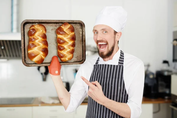 Ευτυχισμένο Σεφ Ομοιόμορφη Δείχνει Θήκη Ξεροψημένο Ψωμί — Φωτογραφία Αρχείου