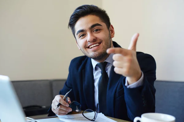 Erfolgreicher Verkäufer Der Vom Arbeitsplatz Auf Sie Zeigt — Stockfoto