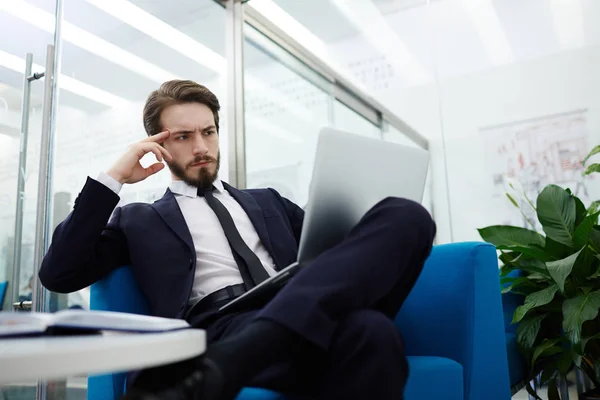 Fundersam Affärsman Med Laptop Läsning Online Information Office — Stockfoto