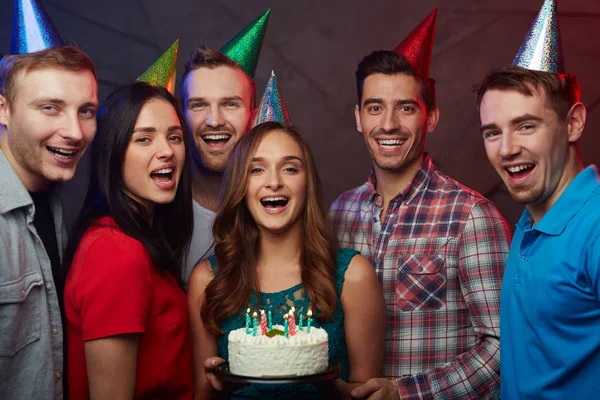 Los Amigos Extáticos Celebrando Cumpleaños Muchacha Feliz —  Fotos de Stock