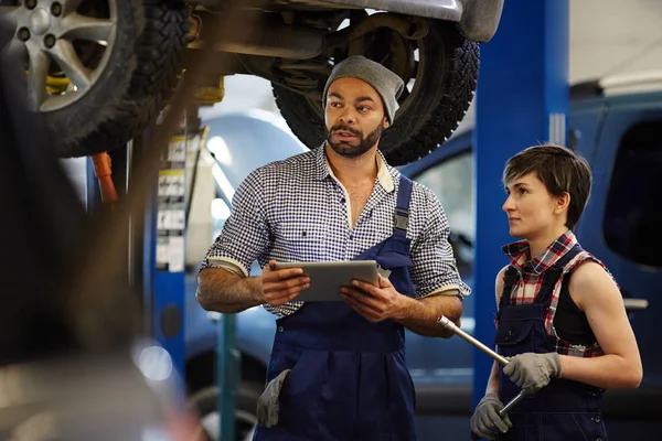 Repair Mentor Consulting His Trainee Garage — Stock Photo, Image