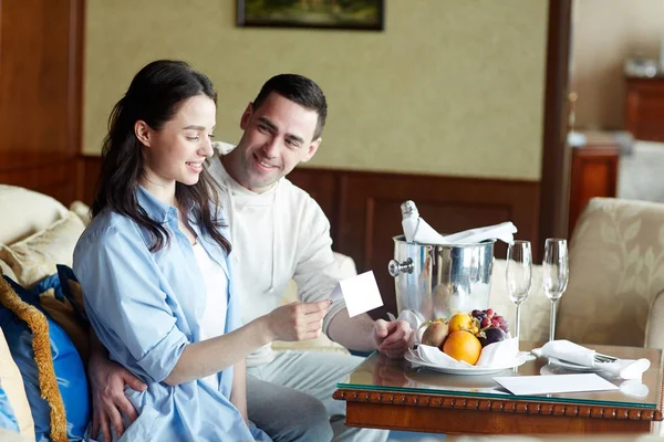 Glückliches Junges Paar Entspannt Sich Beim Frühstück Luxuriösen Hotel — Stockfoto