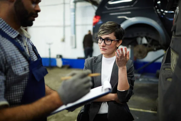 Client Explaining Technician Problem Her Car — Stock Photo, Image