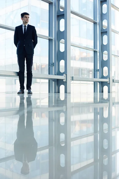 自信を持って未来のガラス オフィス建築のホールで現代のビジネス専門家立っての広角の肖像画 — ストック写真
