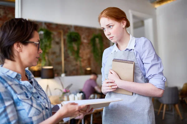 Cliente Scontento Caffè Lamentarsi Cameriera Menu Cattivo Servizio — Foto Stock