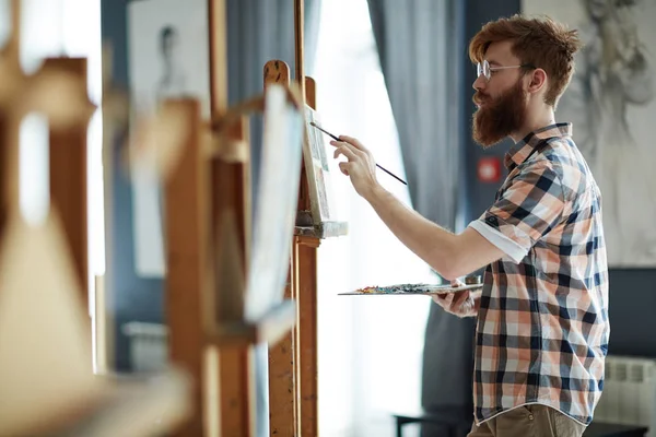 Joven Estudiante Barbudo Pintura Escuela Arte Taller — Foto de Stock