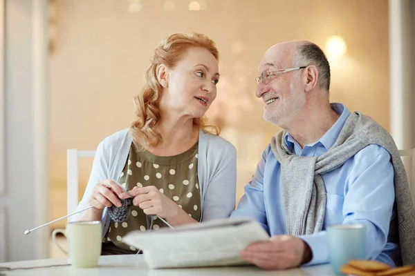 Amorosos Cónyuges Tomando Casa — Foto de Stock