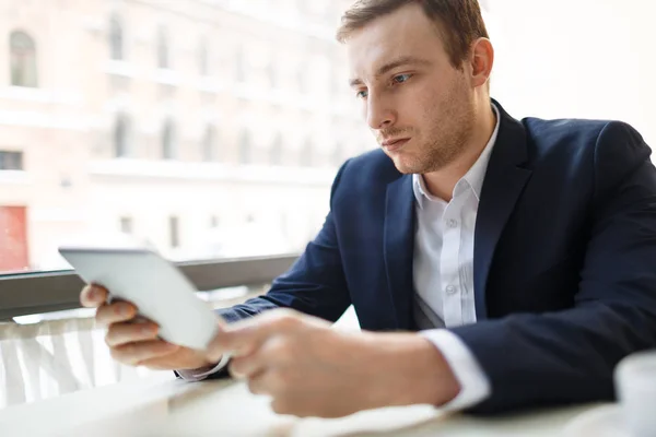 Retrato Hombre Negocios Moderno Con Traje Formal Usando Tableta Digital — Foto de Stock