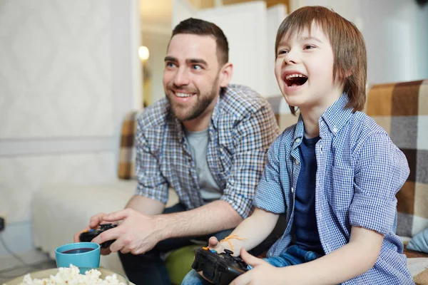 Izgatott Fiú Apjával Otthon Joystick Gaming — Stock Fotó