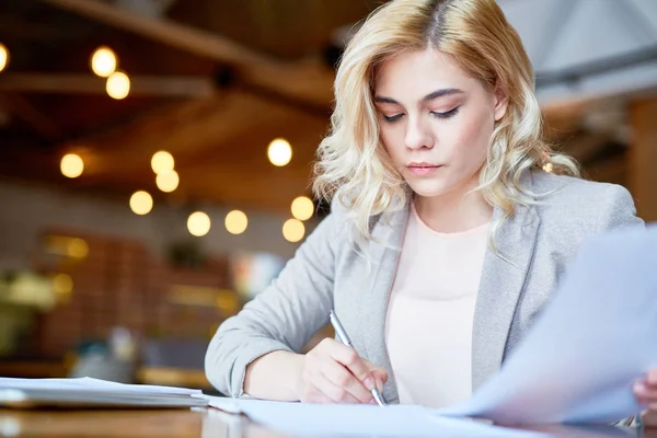 Atractivo Joven Gerente Anotando Ideas Creativas Sobre Proyecto Prometedor Mientras — Foto de Stock