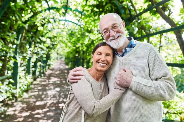 Betagtes Paar Umarmung Grüner Gasse Natürlicher Umgebung — Stockfoto