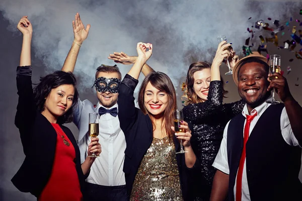 Celebración Año Nuevo Con Amigos Jóvenes Alegres Posando Para Fotografía —  Fotos de Stock