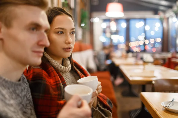 カフェテリアでリラックス茶のカップを持つ若いカップルします — ストック写真