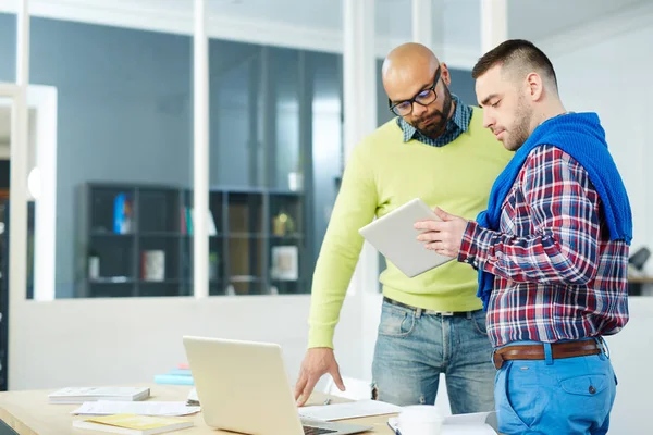 Dos Diseñadores Creativos Discutiendo Ideas Para Proyecto Reunión Puesta Marcha — Foto de Stock