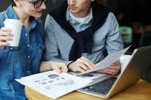 Kollegor Läser Business Kontrakt Och Diskutera Finansiella Dokument — Stockfoto