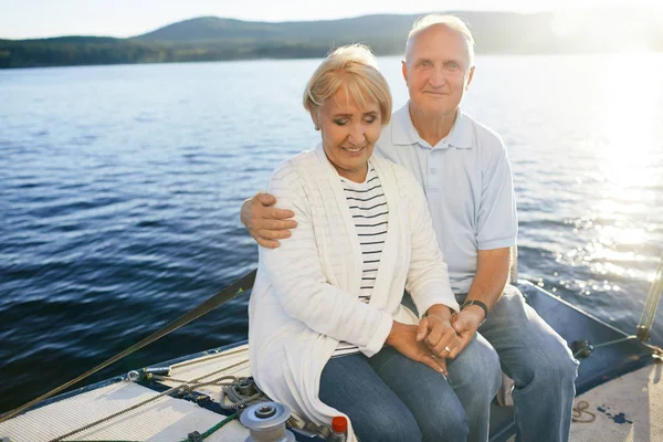 Volwassen Man Zijn Vrouw Omarmen Tijdens Het Reizen Door Jacht — Stockfoto