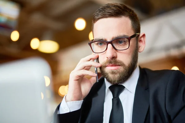 Serious Agent Broker Speaking Mobile Phone Consulting His Client — Stock Photo, Image