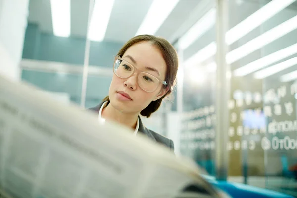 Donna Affari Seria Con Giornale Che Legge Notizie Finanziarie — Foto Stock