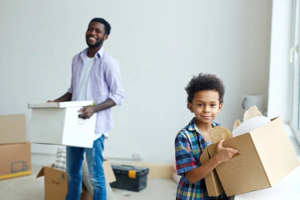 Pojken Håller Låda Med Hus Leveranser Samtidigt Hjälpa Sin Far — Stockfoto