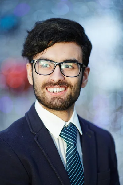 Cabeça Ombros Retrato Jovem Confiante Empresário Oriente Médio Vestindo Óculos — Fotografia de Stock
