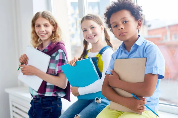 Kreative Schüler Mit Bleistiften Und Textbüchern — Stockfoto