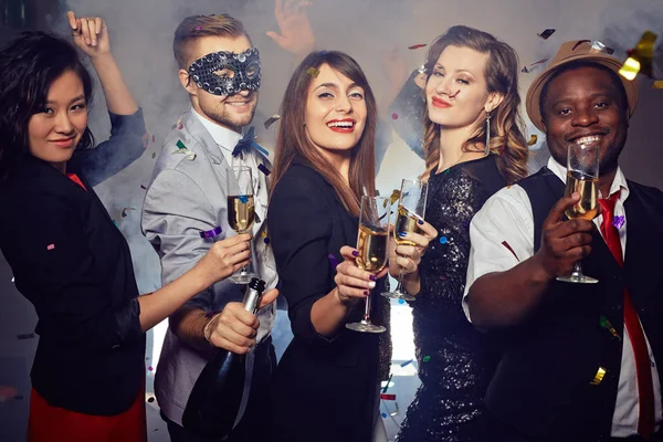 Cintura Grupo Retrato Jovens Elegantes Olhando Para Câmera Com Sorrisos — Fotografia de Stock