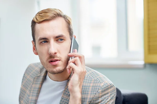 Mannen Med Mobiltelefon Som Talar Till Hans Klienter — Stockfoto