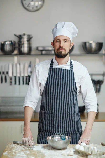 Ernstige Chef Kok Permanent Door Tabel Voordat Begint Met Koken — Stockfoto