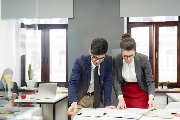 Deux Économistes Font Remue Méninges Regardant Les Données Préparant Rapport — Photo