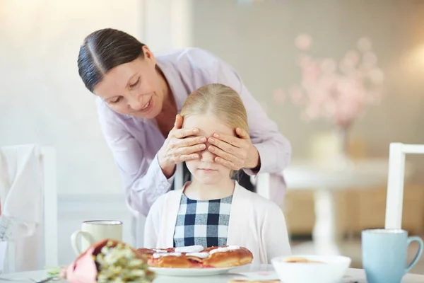 Mogen Kvinna Som Täcker Hennes Sondotter Ögon Att Göra Överraskning — Stockfoto