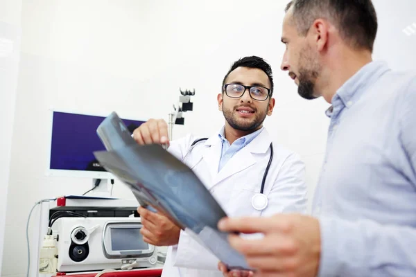 Dos Médicos Con Imágenes Rayos Discutiendo Laboratorio —  Fotos de Stock