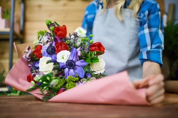 Mujer Envolviendo Flores Papel —  Fotos de Stock