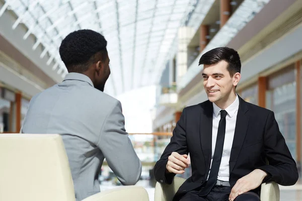 Succesvolle Handelaar Onderhandeling Met Buitenlandse Collega — Stockfoto